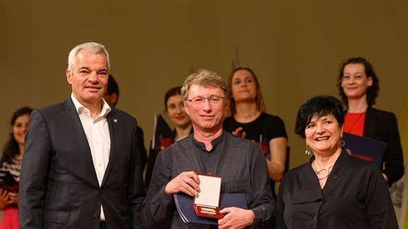 Župan Mestne občine Maribor Saša Arsenovič, Damijan Močnik in direktorica JSKD mag. Mojca Jan Zoran