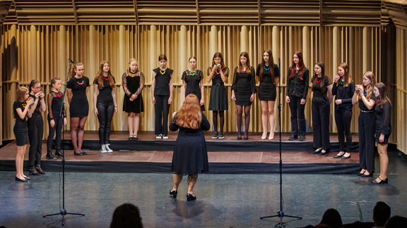 Mladinska vokalna skupina Vivace GŠ Črnomelj, zborovodkinja Judita Ilenič Kopač