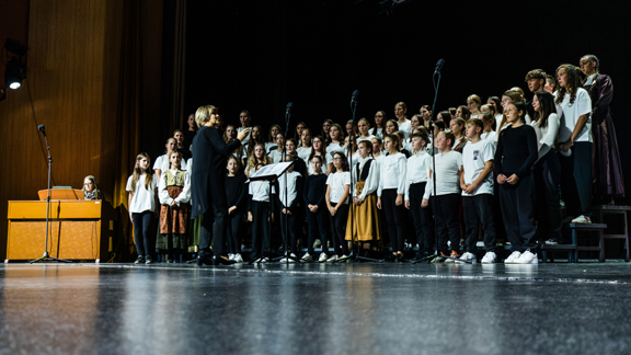 MPZ OŠ Petrovče, zborovodkinja Anita Žolnir