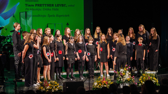MPZ Medeja GŠ Zagorje ob Savi, zborovodkinja Špela Koprivšek 
